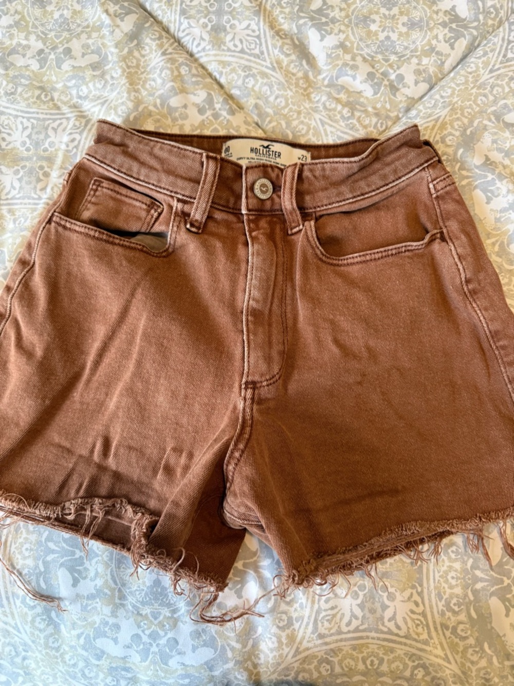 Hollister Curvy Ultra High-Rise Frayed Hem Mom Shorts in Rust Brown 3” size 00